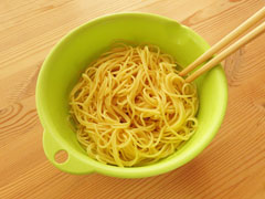 茹で上がってオリーブオイルを混ぜたスパゲティ。