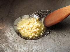 フライパンにバターとにんにくを入れて炒める。