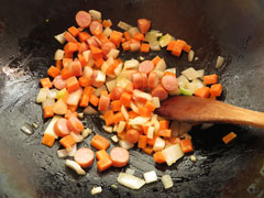 ソーセージと玉ねぎ、にんじんを炒める。