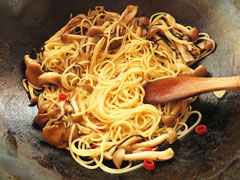 かき混ぜながらスパゲティをざっと炒める。