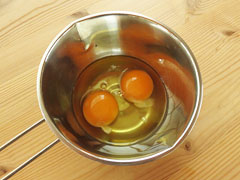 ボウルに卵2個を割り入れる。