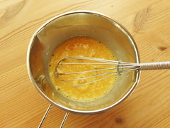 泡立て器でよくかき混ぜた溶き卵。