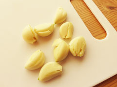 包丁の腹で潰したにんにく。