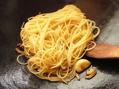 フライパンに茹で上がったスパゲティを入れる。