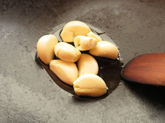 フライパンににんにくとオリーブオイルを入れる。