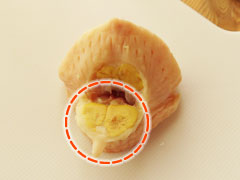 ツノのような所から切れ目を入れて出てきた黄色い脂肪(油壺)の図解。