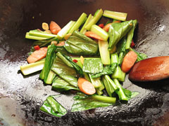 油をからめるようにざっと炒めた小松菜。
