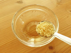 酢と塩の入った小皿に砂糖を加える。