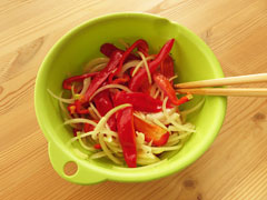 野菜にマリネ液をからめるようにかき混ぜる。