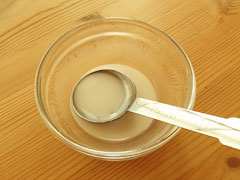 水と片栗粉を混ぜ合わせた水溶き片栗粉。