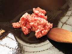 油を引いて熱したフライパンに、ひき肉を入れる。