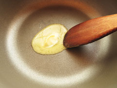 鍋にバターを入れて中火で熱する。