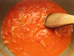 調味料を加えて温まるまで煮たトマトソース。