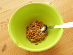 粘りが出るまでかき混ぜた納豆。