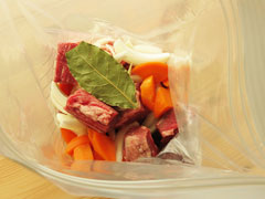 ストックバッグに入れた牛肉と野菜、ローリエ。