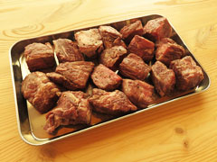 バットに並べて塩こしょうした牛角切り肉。
