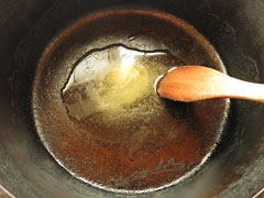 鍋にバターを入れて熱する。
