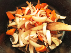 牛肉を焼いた鍋に漬け込んだ野菜を入れる。