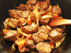 かき混ぜながら牛肉と野菜を炒める。