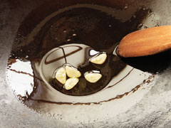 フライパンにオリーブオイルとにんにくを入れて炒める。