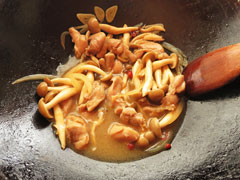 具を炒めているフライパンにスパゲティの茹で汁を加える。