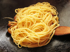 フライパンに茹でたスパゲティを入れる。