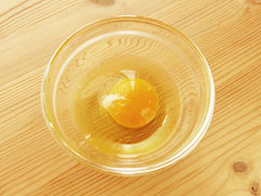 小皿に割った生卵。