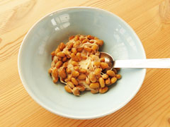 小皿に入った、粘りが出るまでかき混ぜた納豆。