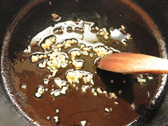 鍋にオリーブオイルとにんにくを入れて炒める。