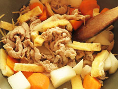 かき混ぜながら野菜と油揚げを炒める。