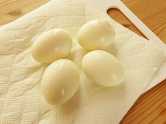 殻を剝いてキッチンペーパーで水気を切ったゆで卵。