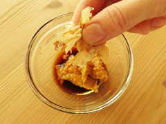 味噌とみりん、醤油の入った小皿に、かつお節ひとつまみを加える。