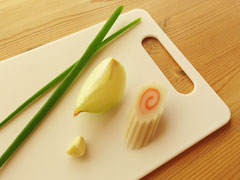 分量の目安。玉ねぎとにんにく、ナルト、小ねぎ。