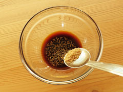 ウスターソースと醤油の入った小皿にほんだしを加える。