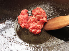 油を入れて中火で熱したフライパンに、ひき肉を入れる。