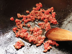 ひき肉を炒める。