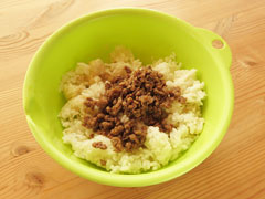 ボウルにご飯と炒めたひき肉を入れる。