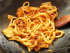 出来上がった豚キムチ焼きうどん。