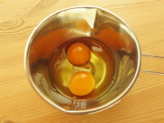 ボウルに卵2個を割り入れる。