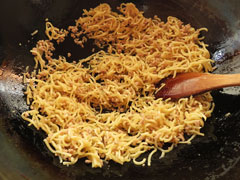 ほぐれるまで炒めた中華蒸し麺。