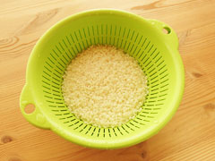 研いだ米をざるに入れて水を切る。