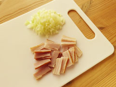 みじん切りにした玉ねぎと1cm幅に切り分けたベーコン。