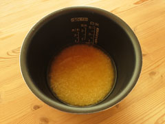 米と溶かしたコンソメ、白ワイン、水を入れた炊飯器の内釜。