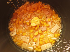 具材を入れて胡椒をふり、炊く準備の調った炊く前の洋風炊き込みご飯