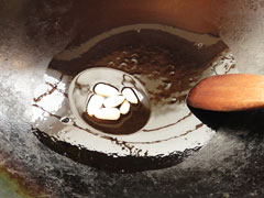 フライパンにサラダ油とにんにくを入れて炒める。
