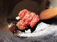 フライパンにひき肉を入れる。
