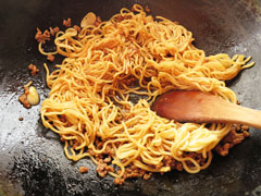 麺をほぐしながら炒める。