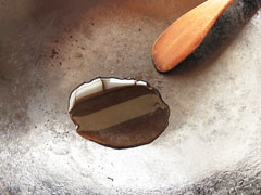 フライパンにサラダ油を入れる。