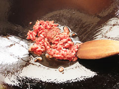 サラダ油を入れて中火で熱したフライパンにひき肉を入れる。