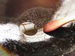 ひき肉を炒めたフライパンにごま油小さじ1/2を入れる。